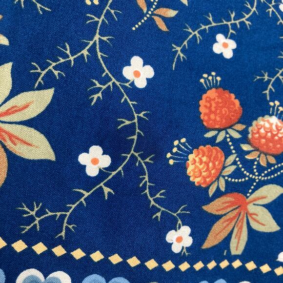 Williams Sonoma Blue Berry Meadow Set of 4 Fabric Dining Placemats & Napkins - Picture 5 of 11